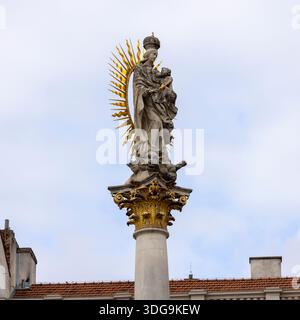 Brno, Repubblica Ceca - 5 marzo 2023: Colonna della peste del XVII secolo (Morovy sloup) situata in Piazza della libertà. Foto Stock