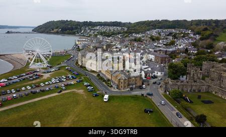 Vista aerea di Beaumaris con il castello di Beaumaris, il lungomare e il centro città sull'isola di Anglesey Foto Stock