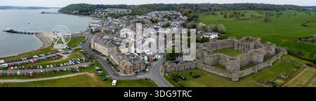Vista aerea di Beaumaris con il castello di Beaumaris, il lungomare e il centro città sull'isola di Anglesey Foto Stock
