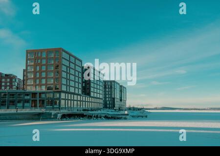 Moderni appartamenti fronte mare in inverno, paesaggio urbano nordico di Tampere Finlandia Foto Stock