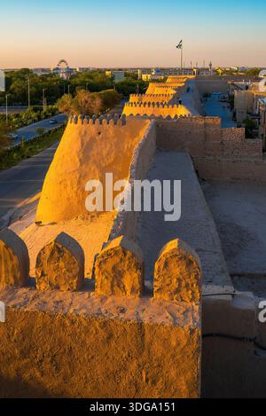 Tramonto su Itchan Kala, il cuore storico di Khiva, Uzbekistan Foto Stock