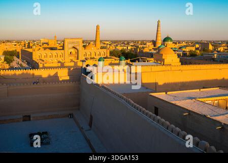 Tramonto su Itchan Kala, il cuore storico di Khiva, Uzbekistan Foto Stock