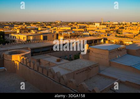 Tramonto su Itchan Kala, il cuore storico di Khiva, Uzbekistan Foto Stock