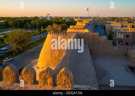 Tramonto su Itchan Kala, il cuore storico di Khiva, Uzbekistan Foto Stock