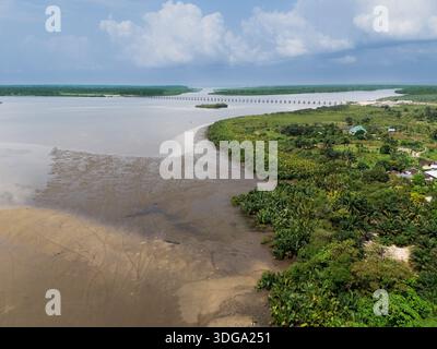 Vista aerea dei tortuosi corsi d'acqua che si snodano attraverso il paesaggio, delimitato da lussureggiante vegetazione e spiagge sabbiose, Egbomu, Rivers, Nigeria. Foto Stock