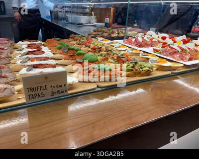 Selezione di tapas e antipasti italiani esposti presso un banco gastronomico, con ingredienti freschi, cucina locale e tradizionale cucina mediterranea Foto Stock