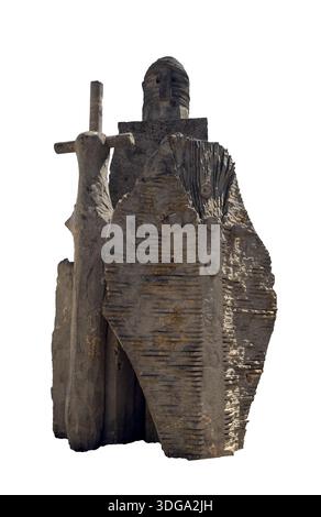 Monumento in pietra dedicato al re Alfonso Henriques, fondatore del Portogallo, isolato su sfondo bianco. Design astratto con croce, casco e scudo e. Foto Stock