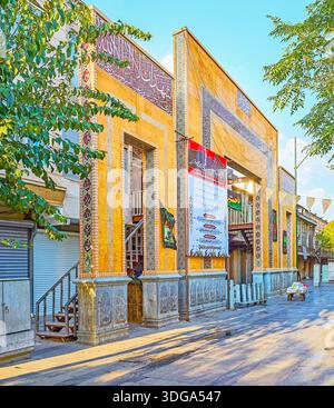TEHERAN, IRAN - 11 OTTOBRE 2017: Il cancello in mattoni del Grand Bazaar (Bazaar e Bozorg) decorato con calligrafia araba su piastrelle blu, l'11 ottobre a te Foto Stock