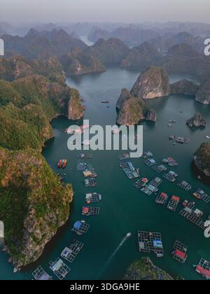 La vista aerea delle acque color smeraldo abbraccia le suggestive formazioni carsiche calcaree punteggiate da colorati villaggi galleggianti, un tranquillo arazzo di vita e artisti della natura Foto Stock