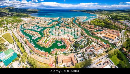 Pittoresco villaggio yachting di Port Grimaud vicino a Saint Tropez, vista panoramica aerea dell'arcipelago della costa Azzurra Foto Stock