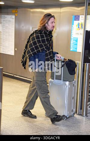 Gil Ofarim - Abflug der Kandidaten der RTL TV-Show ICH BIN EIN STAR, HOLT MICH HIER RAUS am Frankfurter Flughafen a Francoforte sul meno am 16.01.2026 *** Gil Ofarim partenza dei candidati del programma TV RTL ICH BIN EIN STAR, HOLT MICH HIER RAUS all'aeroporto di Francoforte sul meno il 16 01 2026 Foto Stock