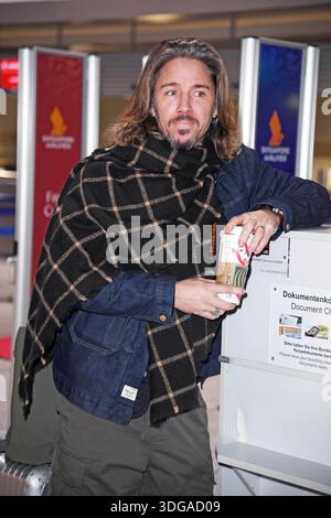 Gil Ofarim - Abflug der Kandidaten der RTL TV-Show ICH BIN EIN STAR, HOLT MICH HIER RAUS am Frankfurter Flughafen a Francoforte sul meno am 16.01.2026 *** Gil Ofarim partenza dei candidati del programma TV RTL ICH BIN EIN STAR, HOLT MICH HIER RAUS all'aeroporto di Francoforte sul meno il 16 01 2026 Foto Stock