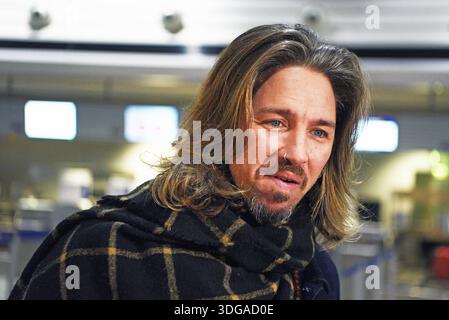 Gil Ofarim - Abflug der Kandidaten der RTL TV-Show ICH BIN EIN STAR, HOLT MICH HIER RAUS am Frankfurter Flughafen a Francoforte sul meno am 16.01.2026 *** Gil Ofarim partenza dei candidati del programma TV RTL ICH BIN EIN STAR, HOLT MICH HIER RAUS all'aeroporto di Francoforte sul meno il 16 01 2026 Foto Stock