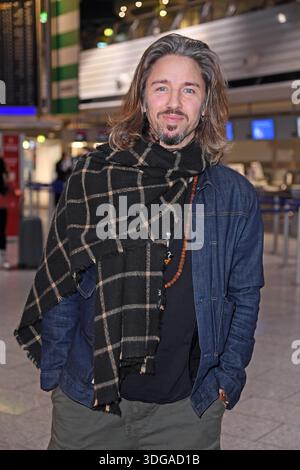 Gil Ofarim - Abflug der Kandidaten der RTL TV-Show ICH BIN EIN STAR, HOLT MICH HIER RAUS am Frankfurter Flughafen a Francoforte sul meno am 16.01.2026 *** Gil Ofarim partenza dei candidati del programma TV RTL ICH BIN EIN STAR, HOLT MICH HIER RAUS all'aeroporto di Francoforte sul meno il 16 01 2026 Foto Stock