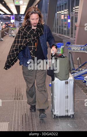 Gil Ofarim - Abflug der Kandidaten der RTL TV-Show ICH BIN EIN STAR, HOLT MICH HIER RAUS am Frankfurter Flughafen a Francoforte sul meno am 16.01.2026 *** Gil Ofarim partenza dei candidati del programma TV RTL ICH BIN EIN STAR, HOLT MICH HIER RAUS all'aeroporto di Francoforte sul meno il 16 01 2026 Foto Stock