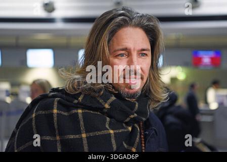 Gil Ofarim - Abflug der Kandidaten der RTL TV-Show ICH BIN EIN STAR, HOLT MICH HIER RAUS am Frankfurter Flughafen a Francoforte sul meno am 16.01.2026 *** Gil Ofarim partenza dei candidati del programma TV RTL ICH BIN EIN STAR, HOLT MICH HIER RAUS all'aeroporto di Francoforte sul meno il 16 01 2026 Foto Stock