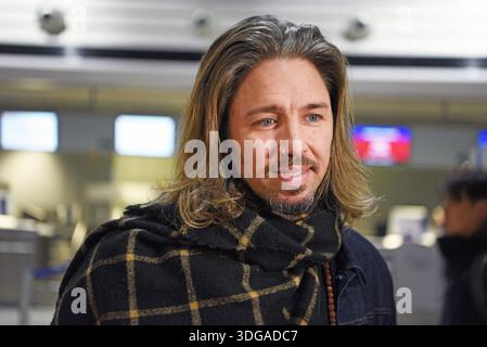 Gil Ofarim - Abflug der Kandidaten der RTL TV-Show ICH BIN EIN STAR, HOLT MICH HIER RAUS am Frankfurter Flughafen a Francoforte sul meno am 16.01.2026 *** Gil Ofarim partenza dei candidati del programma TV RTL ICH BIN EIN STAR, HOLT MICH HIER RAUS all'aeroporto di Francoforte sul meno il 16 01 2026 Foto Stock