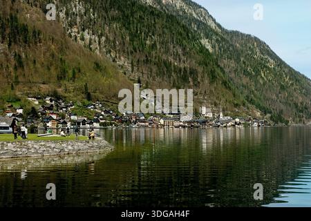 Hallstatt, Austria. Pittoresco villaggio di montagna incastonato tra ripidi pendii alpini e tranquillo lago. Case ed edifici tradizionali si riflettono a wat Foto Stock