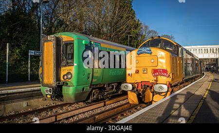 Moderno treno emu verde e vecchio treno diesel - East Grinstead - Classe 37 - Classe 377 - Southern 377425 - Torre di Blackpool 37407 Foto Stock