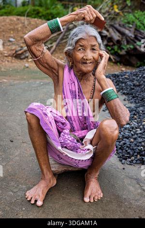 Ritratto di una donna anziana si pettina i capelli, Orissa, India Foto Stock