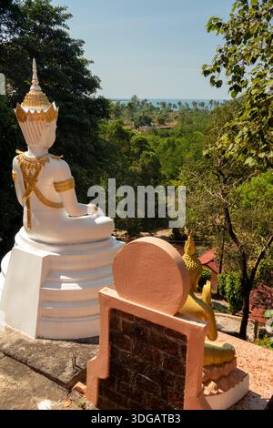Thailandia, Ko Kood, costa meridionale, Ao Phrao, Wat Ao Phrao, tempio buddista tradizionale, Shakyamuni e statue di Buddha dorate in posizione elevata sopra il c Foto Stock