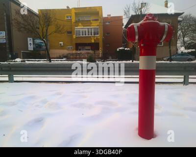 Red Fire Hydrant in piedi a Deep Snow su Urban Street Foto Stock