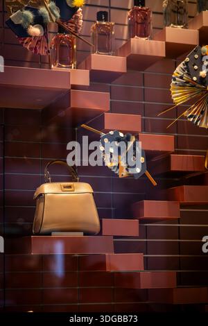 Milano, Italia - 2026, 13 gennaio: Elegante vetrina Fendi FW25 con borsetta di lusso, scaffalature geometriche e accenti artistici per un'elegante reta Foto Stock