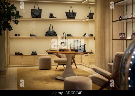Milano, Italia - 2026, 13 gennaio: Elegante esposizione boutique Jimmy Choo FW25 con borse di lusso, scarpe firmate e accessori chic in un sop moderno Foto Stock