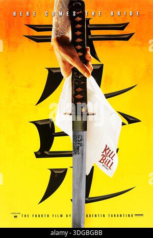 Kill Bill: Vol. 1 (2003) diretto da Quentin Tarantino e interpretato da Uma Thurman, Lucy Liu e Vivica A. Fox. Dopo essersi svegliato da un coma di quattro anni, un ex assassino noto come la sposa inizia una sanguinosa ricerca di vendetta contro la mortale Viper Assassination Squad che ha massacrato la sua festa di nozze e il bambino non ancora nato. Fotografia di un poster originale del 2003 DA UTILIZZARE ESCLUSIVAMENTE PER L'EDITORIALE. Credito: BFA / Miramax Foto Stock