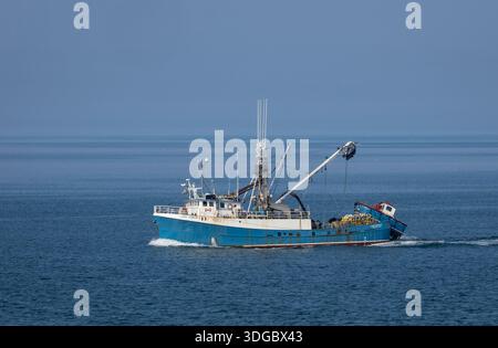 Barca da pesca al largo della costa della baia di Fundy presso il faro Point prim a Digby, nuova Scozia, Canada Foto Stock