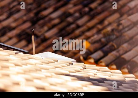 Uno scatto ravvicinato e poco profondo di tradizionali tegole di terracotta sotto il sole caldo, che mostra la caratteristica architettura degli Spani Foto Stock