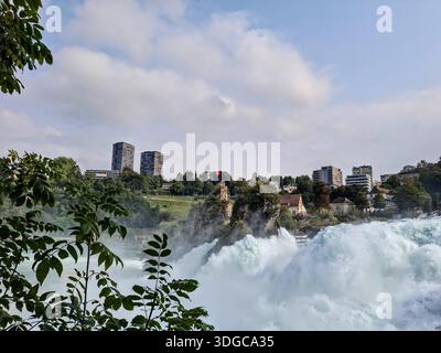 Potente flusso del fiume Reno alle cascate del Reno vicino a Sciaffusa, Svizzera. Foto Stock