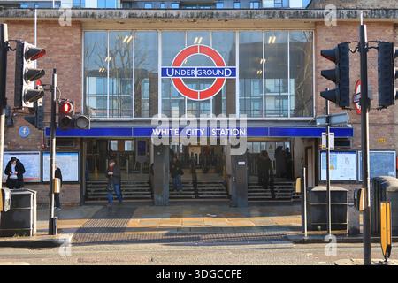 Vista esterna della stazione della metropolitana di White City, Wood Lane, Londra, Regno Unito. Design classico anni '1930. Linea centrale. Foto Stock