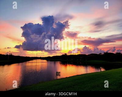 Tramonto su Dona Bay nel centro di Venice, Florida .01.02.26 Foto Stock
