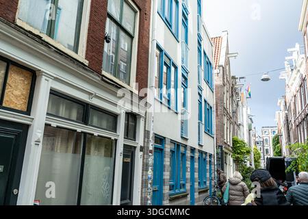 Strada stretta con edifici tradizionali nel centro storico di Amsterdam Amsterdam Amsterdam, Paesi Bassi - 27 ottobre 2025 Foto Stock