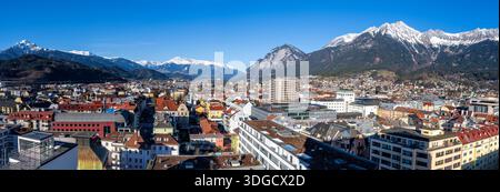 Vista panoramica della città di Innsbruck e delle alpi Foto Stock