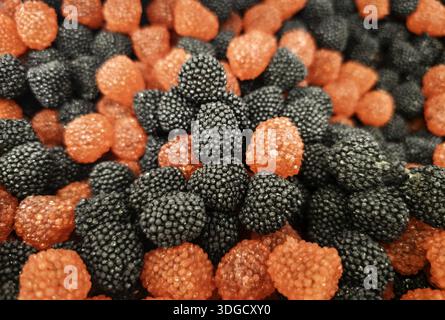 Dettaglio delle gomme zuccherate aromatizzate alla mora Foto Stock