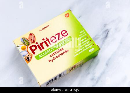 Londra. Regno Unito - 14 gennaio 2026. Primo piano di una confezione di compresse Piriteze Allergy isolate su sfondo di marmo bianco. Foto Stock