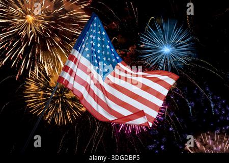 Bandiera USA e fuochi d'artificio contro il cielo notturno. Design del biglietto d'auguri per le festività nazionali Foto Stock