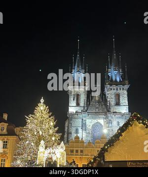 Chiesa di nostra Signora prima di Týn illuminata di notte sulla Piazza della città Vecchia di Praga, Repubblica Ceca, storico monumento gotico, nessun popolo. Foto Stock