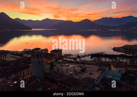 Vista aerea di un tramonto invernale di fronte a Pisogne sul lago d'Iseo. Pisogne, regione Lombardia, provincia di Brescia, Italia, Europa. Foto Stock