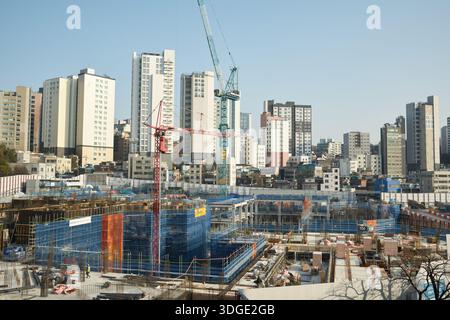 Seoul, Corea del Sud: Costruzione di appartamenti a Mapo-GU con gru, ponteggi e fitto skyline urbano Foto Stock