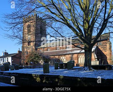 St Wilfrid's Church on Church Lane nel villaggio di Grappenhall vicino a Warrington, Cheshire, fotografata in inverno con neve leggera che copre la chiesa Foto Stock