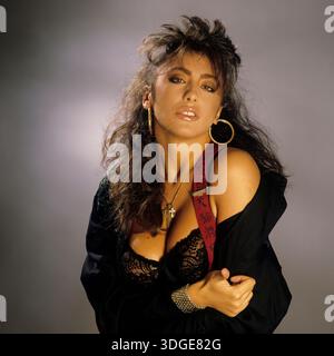 LUMENPHOTO.NL - 1987 - PAESI BASSI - Sabrina Salerno, nota mononimamente come Sabrina, è una cantante, cantautrice, produttore discografico, modella, attrice e presentatrice televisiva italiana. Foto: Govert de Roos/Lumen Photo. (OUT: Belgio, Francia, Germania, Paesi Bassi, Svizzera, Regno Unito). Foto Stock
