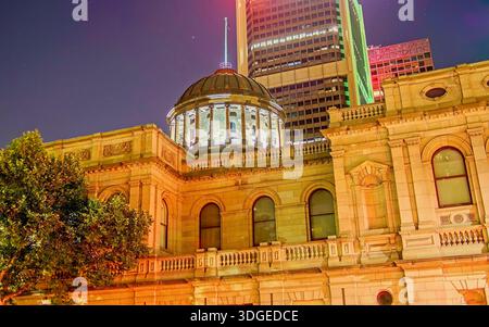 Vista notturna dello storico edificio della Corte Suprema di Victoria a Melbourne. Foto Stock