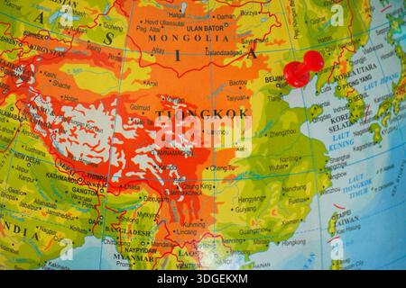 cina o paese tiongkok, nel continente asiatico, fissato con una spilla rossa sul globo Foto Stock