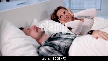 L'apnea del sonno influenza la relazione: La coppia lotta con russare Foto Stock