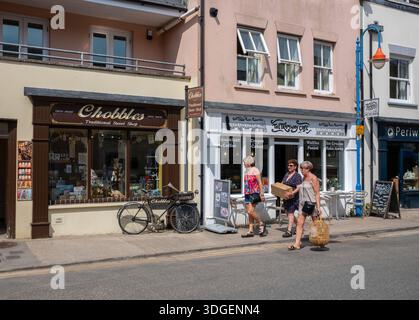 Negozi del centro città a Saundersfoot Beach Pembrokeshire Galles occidentale Regno Unito Foto Stock