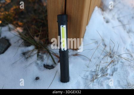 Una piccola torcia nera di grande potenza LED Foto Stock