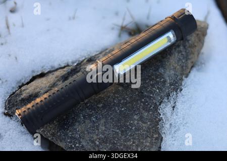 Una piccola torcia nera di grande potenza LED Foto Stock